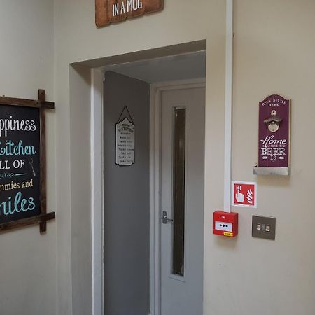 דירות Slough Centre Townhouse With Driveway Parking For Up To Two Cars מראה חיצוני תמונה