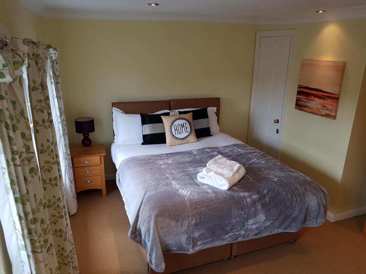דירות Slough Centre Townhouse With Driveway Parking For Up To Two Cars מראה חיצוני תמונה