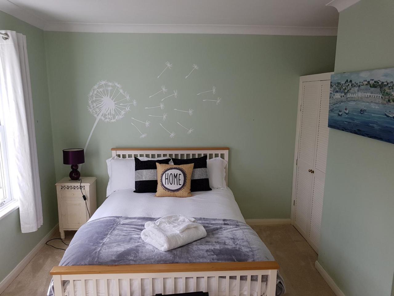 דירות Slough Centre Townhouse With Driveway Parking For Up To Two Cars מראה חיצוני תמונה
