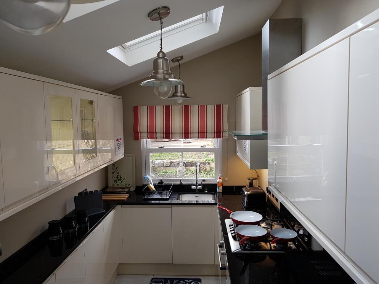 דירות Slough Centre Townhouse With Driveway Parking For Up To Two Cars מראה חיצוני תמונה