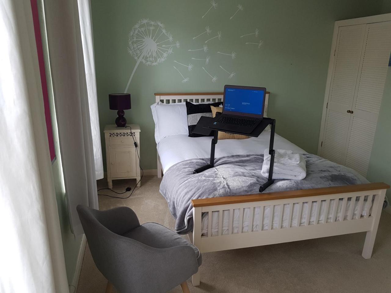 דירות Slough Centre Townhouse With Driveway Parking For Up To Two Cars מראה חיצוני תמונה
