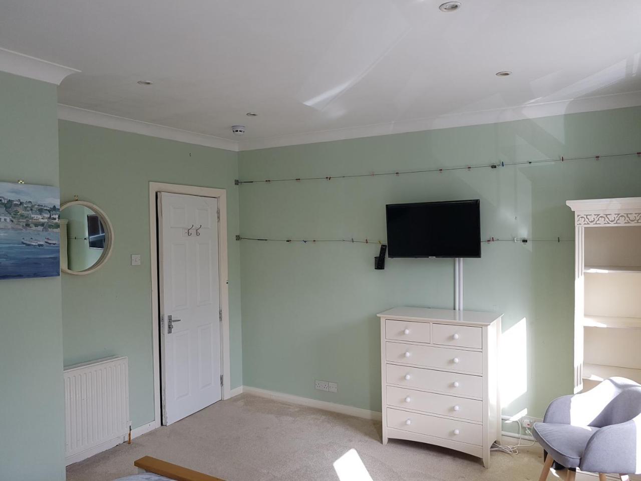 דירות Slough Centre Townhouse With Driveway Parking For Up To Two Cars מראה חיצוני תמונה
