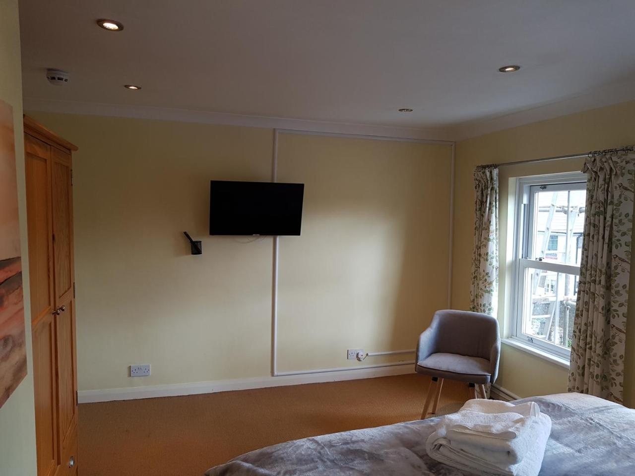 דירות Slough Centre Townhouse With Driveway Parking For Up To Two Cars מראה חיצוני תמונה