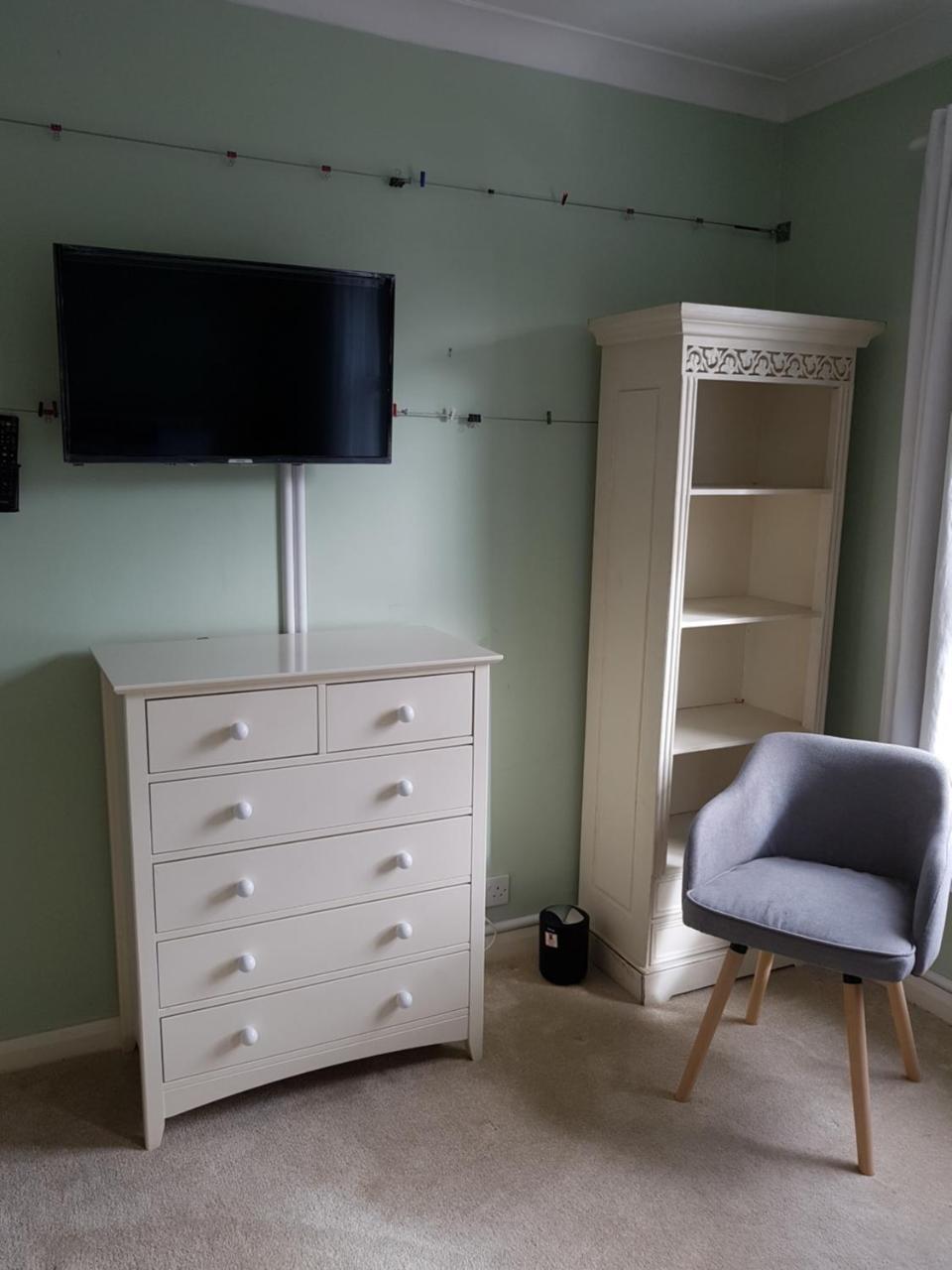 דירות Slough Centre Townhouse With Driveway Parking For Up To Two Cars מראה חיצוני תמונה