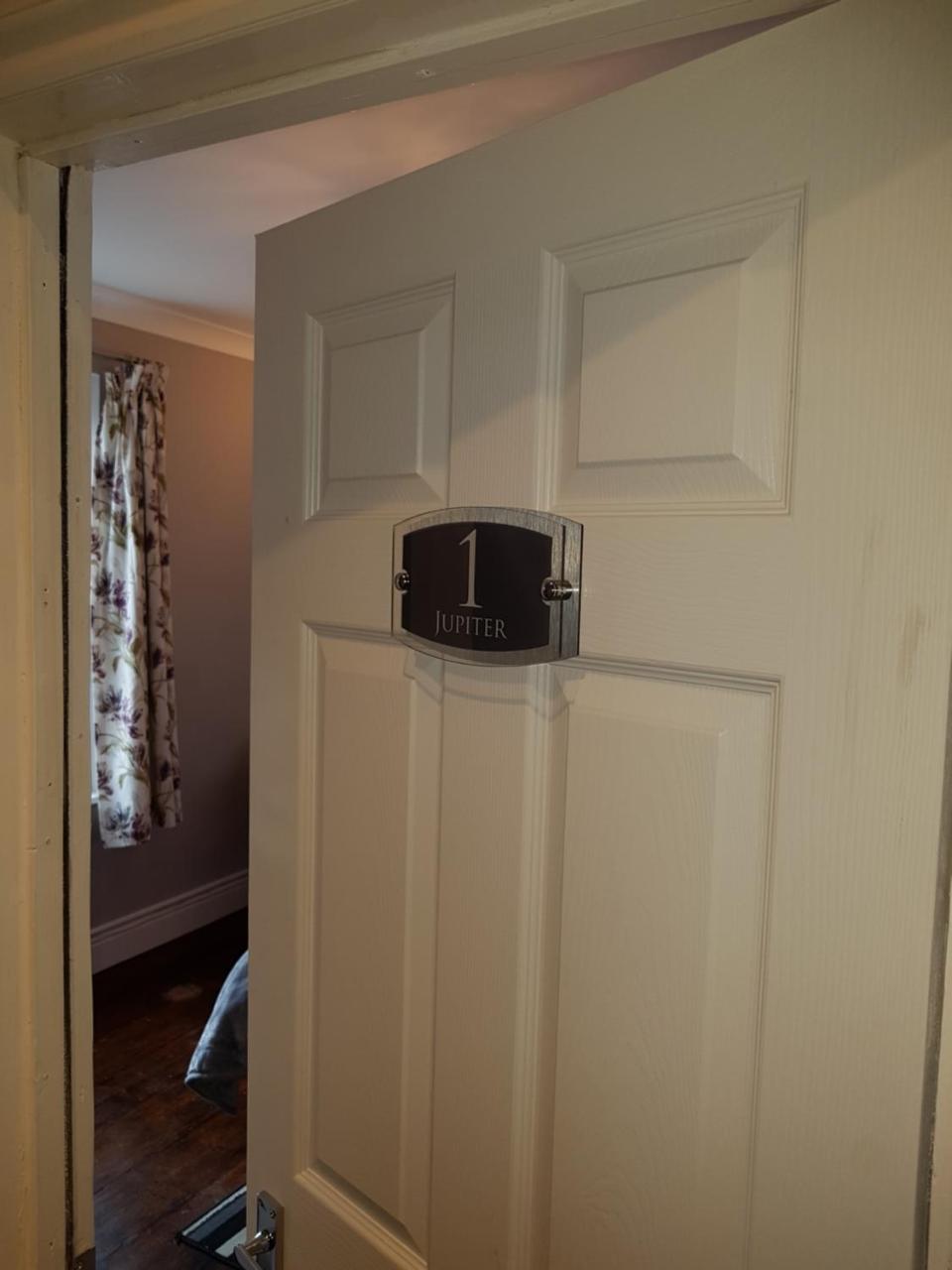 דירות Slough Centre Townhouse With Driveway Parking For Up To Two Cars מראה חיצוני תמונה