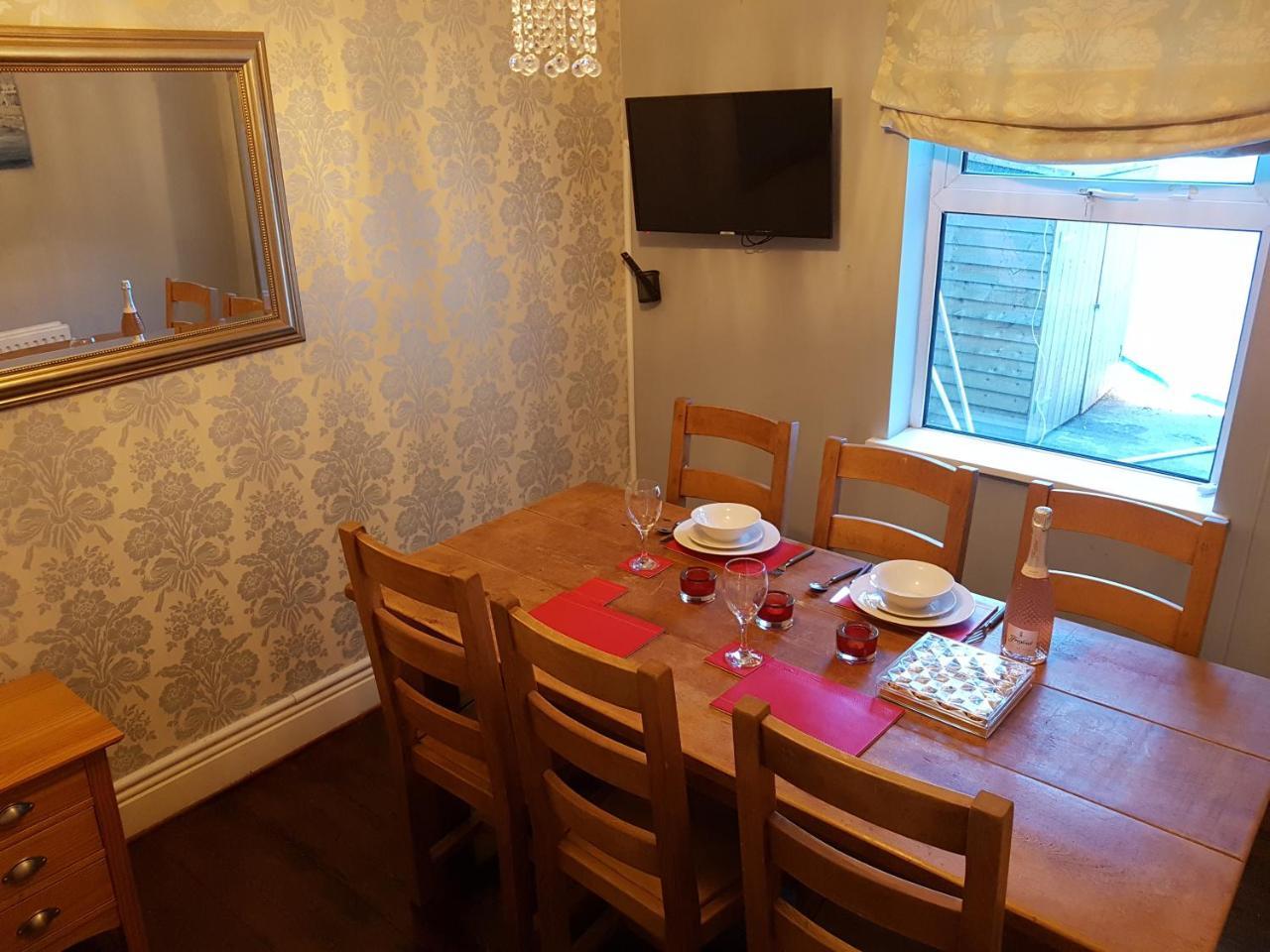 דירות Slough Centre Townhouse With Driveway Parking For Up To Two Cars מראה חיצוני תמונה